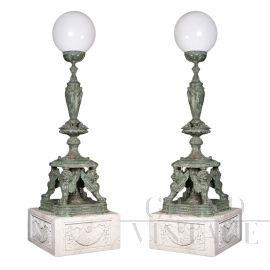 Coppia di lampioni in bronzo con sculture in stile romano su base in marmo                            