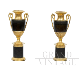 Coppia di vasi antichi cassolette Carlo X in bronzo dorato e patinato                            