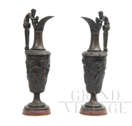 Coppia di vasi versatoi antichi Napoleone III in bronzo satinato, XIX secolo                            