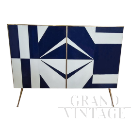 Credenza con geometrie in vetro bianco e blu                            