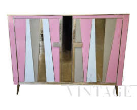 Credenza a due ante con geometrie in vetro rosa e ottone 