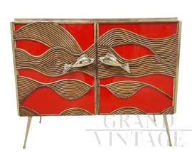 Credenza a due ante in vetro rosso e bamboo con maniglie a pesce                            