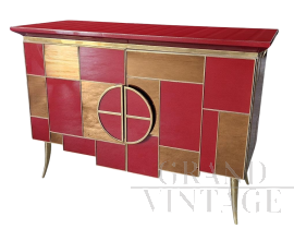 Credenza in vetro rosso bordeaux con inserti a specchio e 2 ante illuminate                            