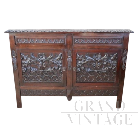 Credenza liberty in faggio finemente intagliato                            