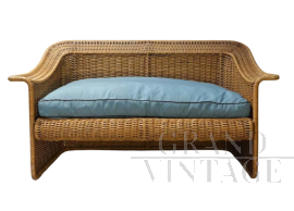 Divano in bamboo e vimini con cuscino celeste                            