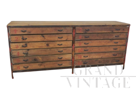 Grande bancone industriale con 12 cassetti numerati, 1960                            