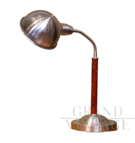 Lampada da tavolo industriale satinata con stelo rosso