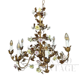 Lampadario in ferro battuto dorato con roselline in porcellana, primi ‘900                            