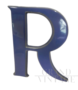 Lettera R in terracotta blu, anni '40