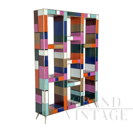 Libreria a giorno in legno rivestita in vetro colorato                            