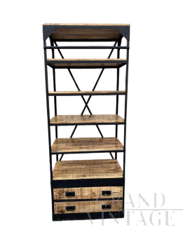 Libreria in stile industriale con ripiani a giorno