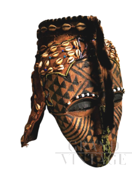 Maschera tribale africana antica con perline e pelle di leopardo