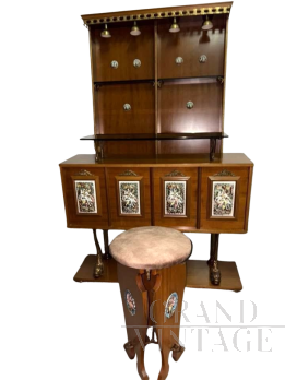 Mobile bar vintage in legno con dettagli in ceramica dipinta e ottone