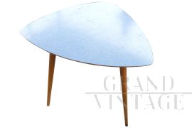 Tavolino anni '50 con piano triangolare in formica azzurra