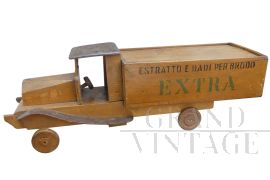 Camioncino pubblicitario del 1920 in legno