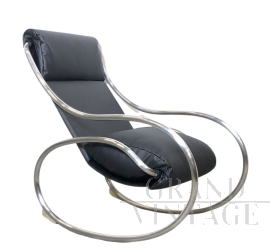 Poltrona a dondolo Heals in acciaio ed ecopelle nera