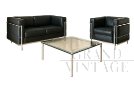 Salottino Le Corbusier con poltrona LC2, divanetto LC3 e tavolino LC10                            