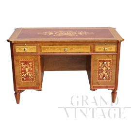 Scrivania lombarda da centro in stile antico riccamente intarsiata                            