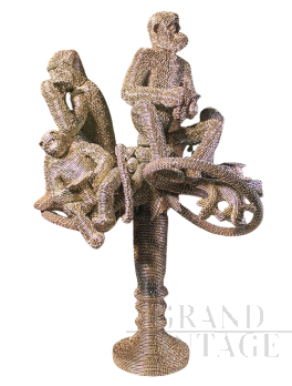 Scultura in filo metallico raffigurante tre scimmie su un piedistallo                            