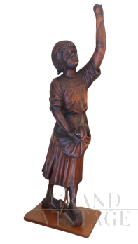 Scultura lignea con ragazza che raccoglie le olive                            