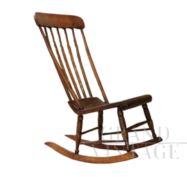 Sedia a dondolo vintage a doghe                            