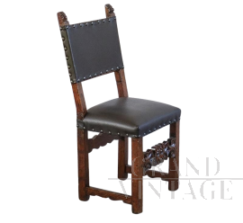 Sedia antica in noce intagliato e cuoio marrone                            