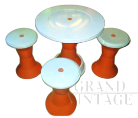 Set da salotto con tavolino e 4 sgabelli in plastica, anni '70