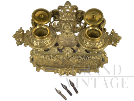 Set da scrivania in bronzo con due calamai e pennini