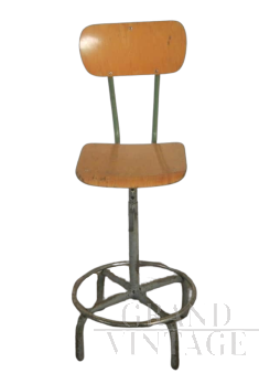 Sgabello alto in legno e metallo con schienale e poggiapiedi, anni '50                            