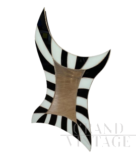 Specchiera sagomata in vetro bianco e nero con illuminazione a led                            