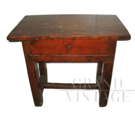 Tavolino basso rustico antico in noce massello            
                            