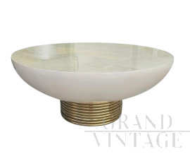 Tavolino basso in pergamena e ottone dorato                            