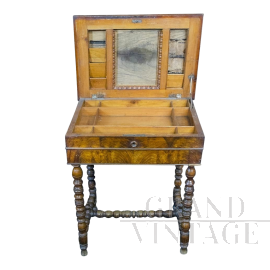 Tavolino da lavoro dell'800 intagliato con gambe tornite