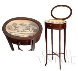 Tavolino liberty inglese con piano in vetro a bacheca con strumenti da cucito                            