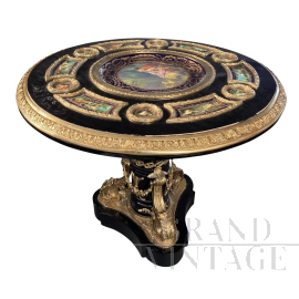 Tavolo circolare in stile Napoleone III francese con porcellane, fine XX secolo                            