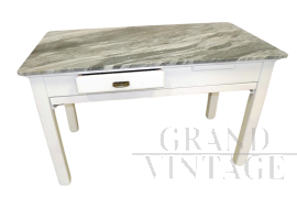 Tavolo da cucina anni '50 con piano in marmo, taglieri, mattarello e cassetto                            