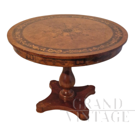Tavolo rotondo intarsiato in stile classico antico                            