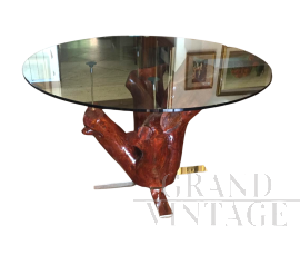 Tavolo vintage con piano rotondo di cristallo su tronco e rami di ciliegio                            