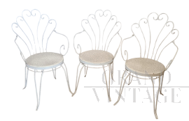 Tris di eleganti sedie da giardino in metallo bianco                            