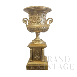 Vaso a colonna in stucco dorato in stile antico                            