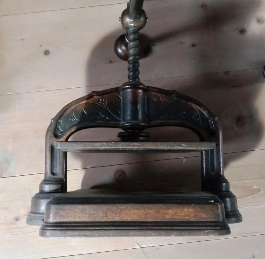 Antique book binding press Grand Vintage