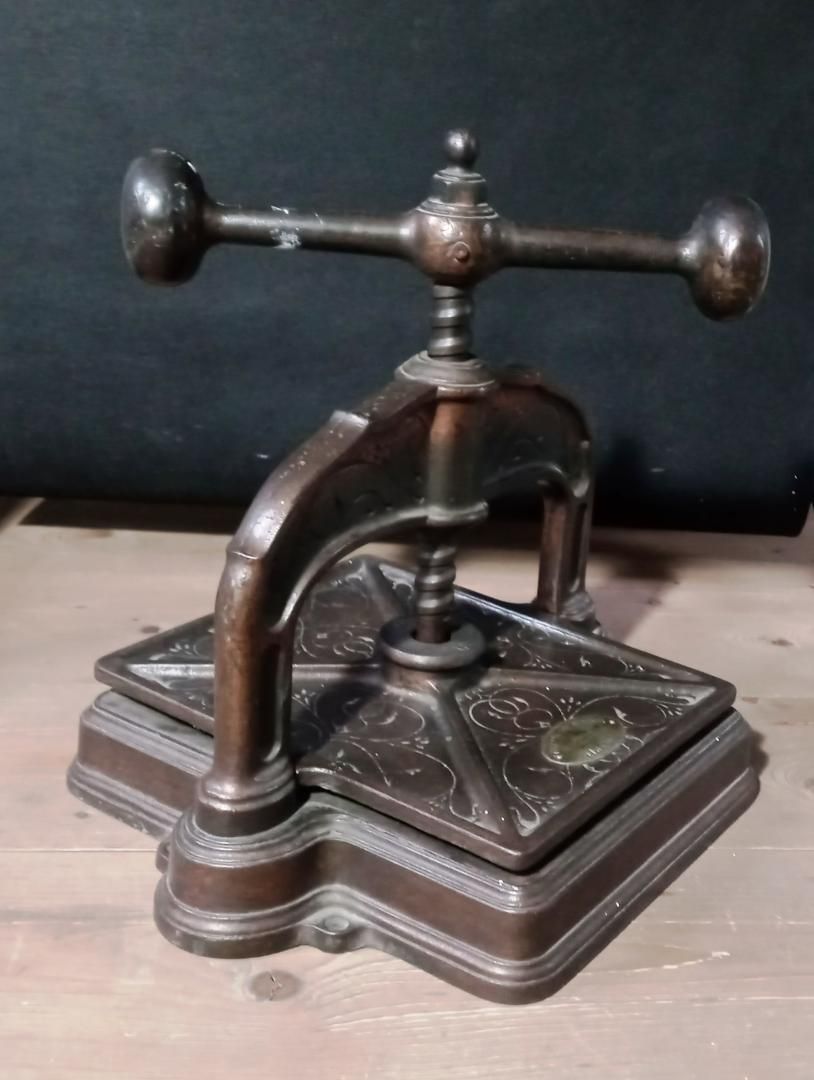 Antique book binding press Grand Vintage