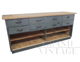 Bancone industriale vintage in legno con 8 cassetti                        
