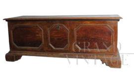 Cassapanca antica reggiana in noce massello con losanghe, XVII secolo