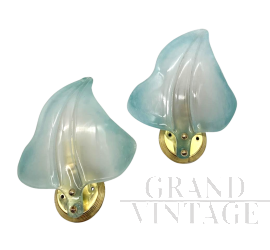 Coppia di lampade appliques a foglia in vetro di Murano azzurro, attr. Seguso                            