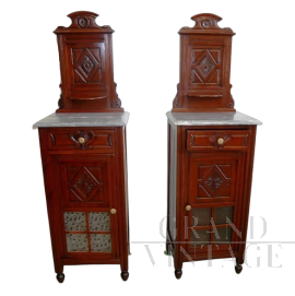 Coppia comodini antichi intagliati con piano in marmo e anta a vetro, anni '20                            