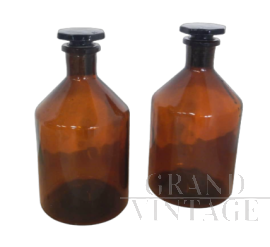 Coppia di bottiglie vintage da farmacia in vetro con tappo                            