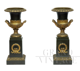 Coppia di vasi cassolette antichi Carlo X in bronzo dorato e bronzo patinato                            