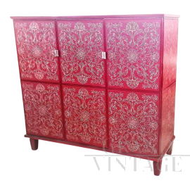 Credenza mobile bar design in legno laccato rosso e intarsiato                            