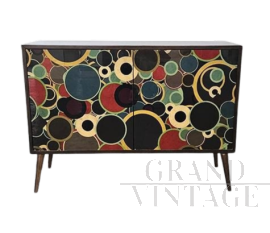 Credenza a due ante in legno e vetro colorato con geometrie circolari                            